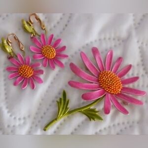 Vintage Capri Pink Daisies Brooch Earring Set